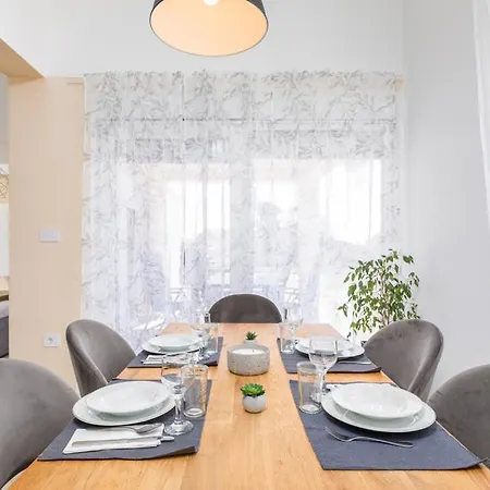 Elfi Βίλα Πούλα