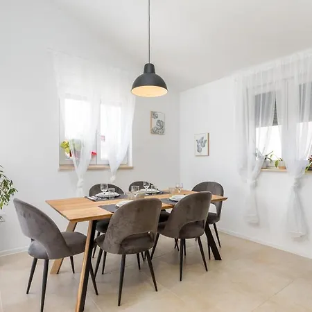 Elfi וילה פולה